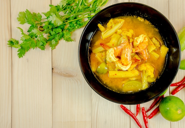 Delizioso cibo tailandese tradizionale, zuppa acida al curry con gamberetti e frittata mista
