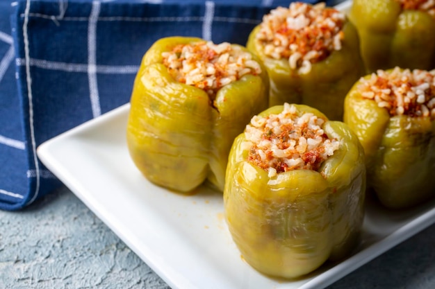 Delizioso cibo tradizionale turco; peperoncini ripieni con carne (nome turco; Etli biber dolmasi)