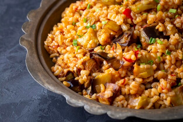 Delizioso cibo turco tradizionale; Bulgur pilaf con melanzane e verdure. (nome turco; Patlicanli bulgur pilavi)