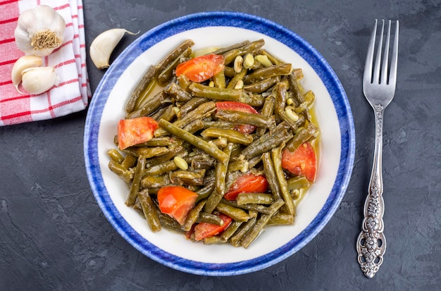 Delizioso cibo turco tradizionale; insalata di piselli neri (nome turco; borulce salatasi)