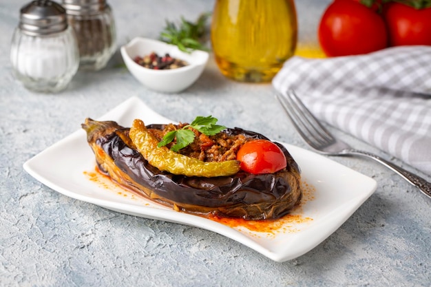 Delizioso cibo turco tradizionale; Piatto di carne e melanzane, (nome turco; Karniyarik)