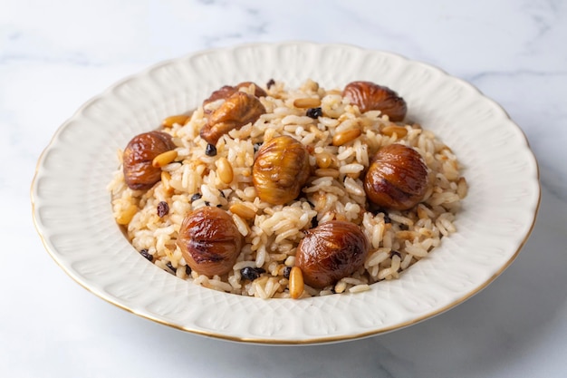 Delizioso cibo turco tradizionale; pilaf di riso alle castagne (nome turco; kestaneli pilav)