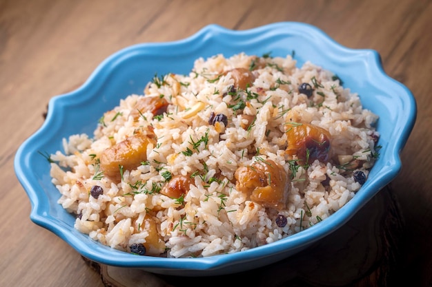 Delizioso cibo turco tradizionale; pilaf di riso alle castagne (nome turco; kestaneli pilav)