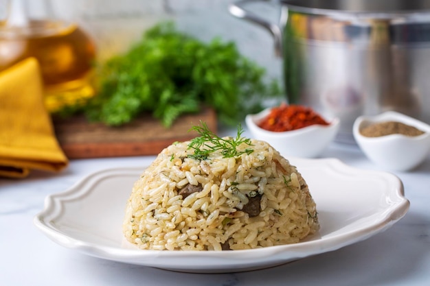 Delizioso cibo turco tradizionale; pilaf di riso con pinoli e ribes (nome turco; ic pilav o pilaf)