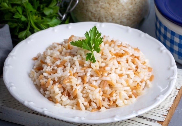 Delizioso cibo turco tradizionale; Pilaf di riso in stile turco (nome turco; Tel sehriyeli pirinc pilavi)