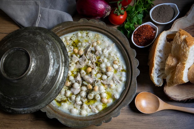 Delizioso cibo turco tradizionale Zuppa di Yuvalam Nome turco Yuvalam corbasi