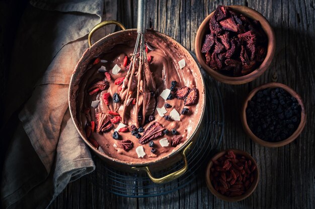 Delizioso cioccolato a base di cacao e frutta secca varia