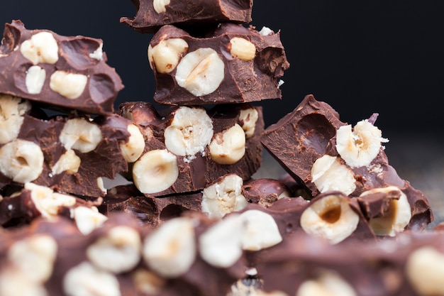 Delizioso cioccolato al latte fatto in casa con tante nocciole