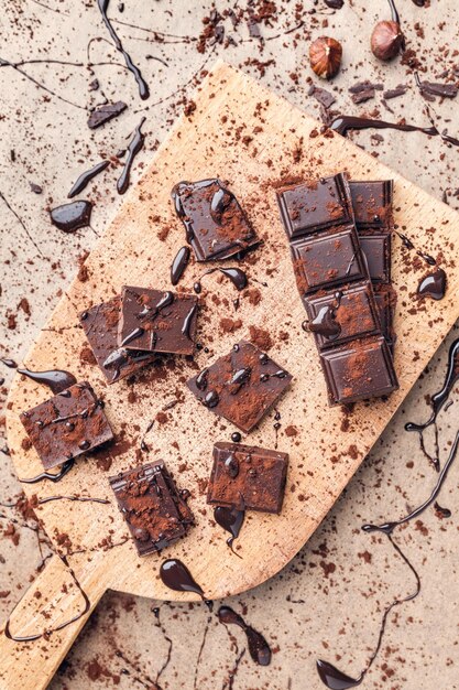 Delizioso cioccolato fondente con cacao in polvere