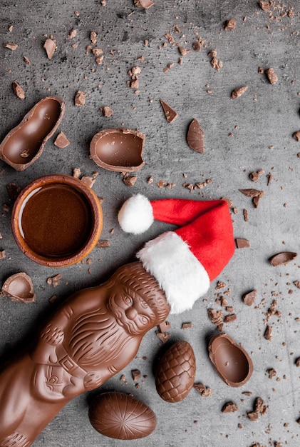 Delizioso cioccolato natalizio e dolci su sfondo rustico