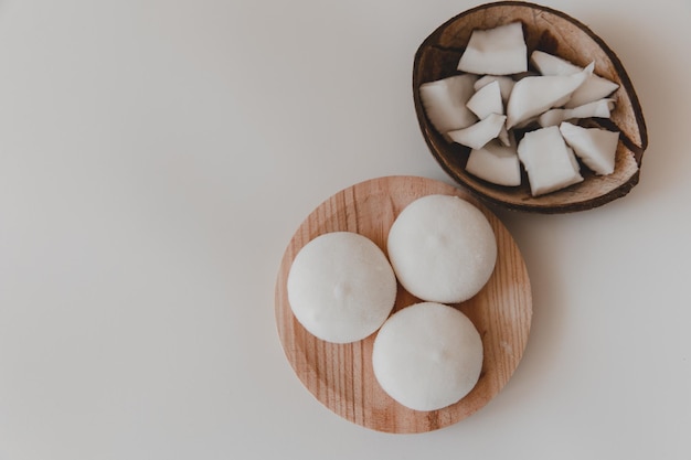 Delizioso cocco mochi e su sfondo bianco Dolce tradizionale giapponese