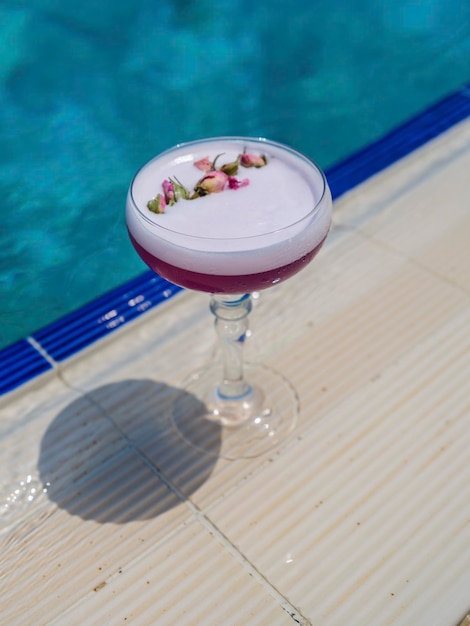 Delizioso cocktail a bordo piscina