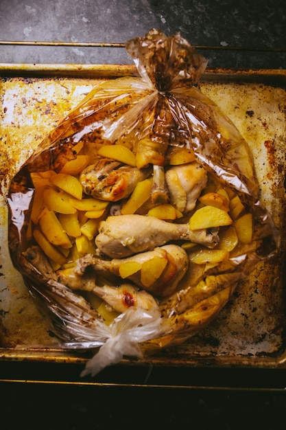 Delizioso coniglio al forno con patate e carote in un'elaborazione fotografica vintage in stile rustico