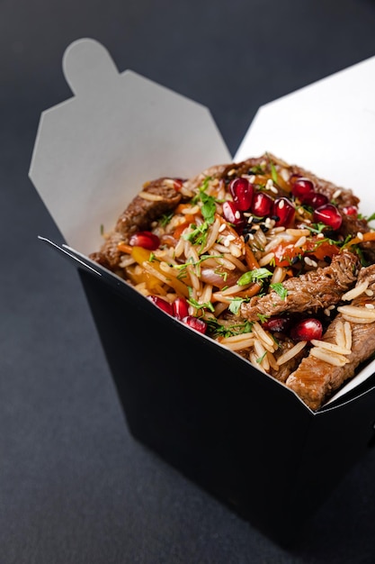 Delizioso contenitore per wok noodles. Fast food cinese e asiatico da asporto.