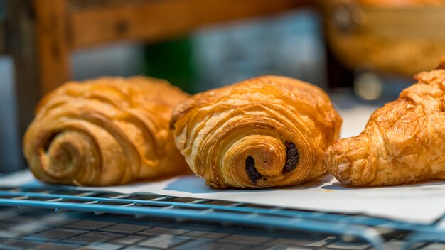 Delizioso croissant all&#39;uvetta