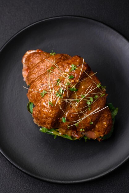 Delizioso croissant croccante con formaggio di lattuga salmone e pomodori