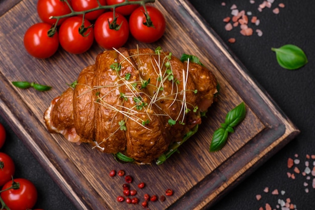 Delizioso croissant croccante con formaggio di lattuga salmone e pomodori