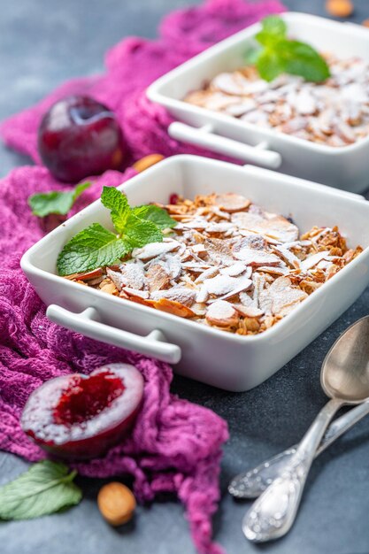 Delizioso crumble di prugne per colazione