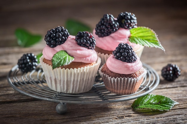 Delizioso cupcake alle more con frutti di bosco e crema rosa