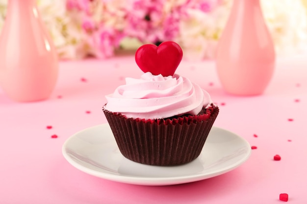 Delizioso cupcake di San Valentino su sfondo rosa