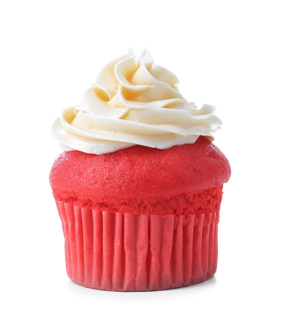 Delizioso cupcake di velluto rosso su sfondo bianco