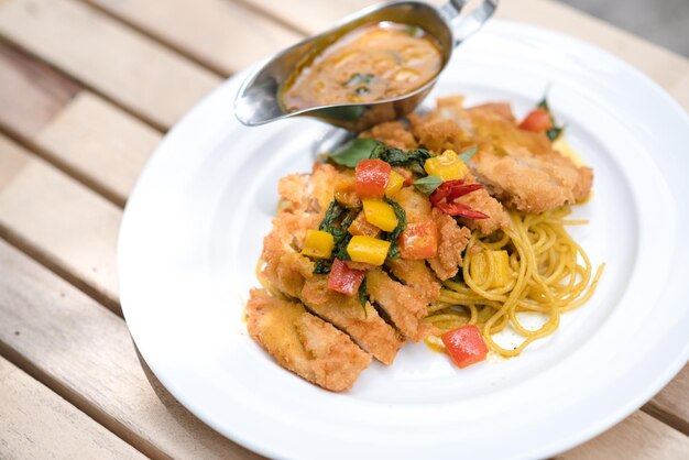 Delizioso curry con cotoletta di maiale.