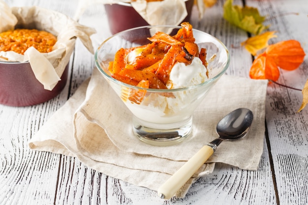 Delizioso dessert a strati di zucca con panna, biscotti