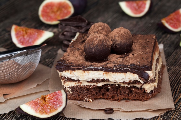 delizioso dessert al cioccolato a base di torte al cioccolato con crema al burro, torta al cioccolato con crema al burro