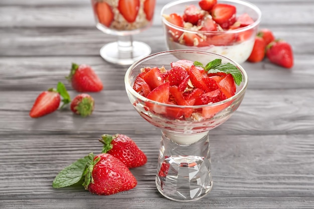 Delizioso dessert con fragole fresche sul tavolo