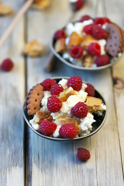 Delizioso dessert con mascarpone, lamponi e biscotti.