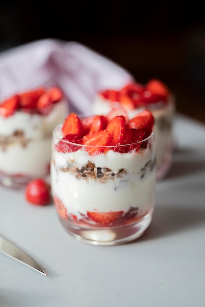 delizioso dessert fatto in casa con panna e fragole in un bicchiere