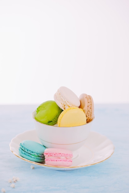 Delizioso dessert francese. Macaron o amaretto per torta colorata pastello