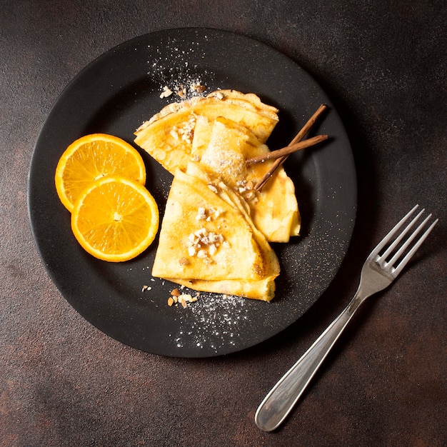 Delizioso dessert invernale con crepe al limone