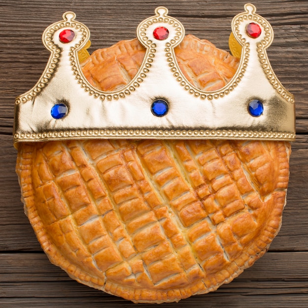 Delizioso dessert torta dell'epifania che indossa una corona