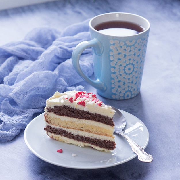 Delizioso dessert. Un pezzo di torta e una tazza di tè