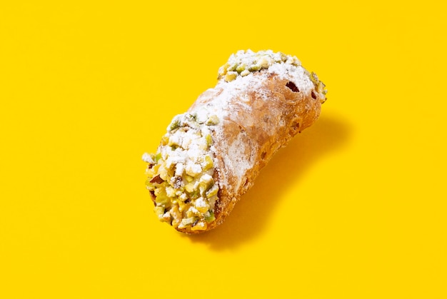 Delizioso dolce cannolo italiano. Profondità di campo completa.