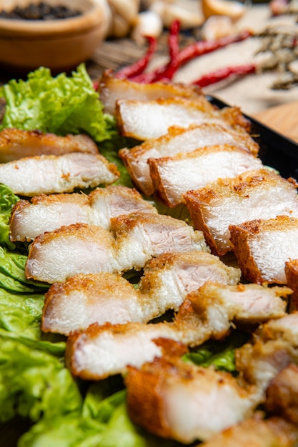 Delizioso e croccante Samcan Goreng o pancetta di maiale fritta di Medan North Sumatra