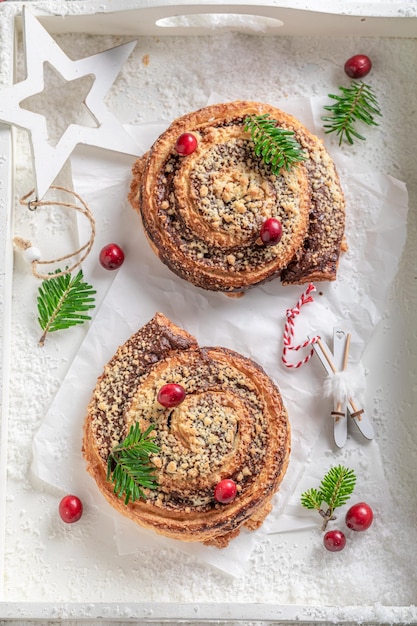 Delizioso e dolce lievito alla cannella come dessert natalizio