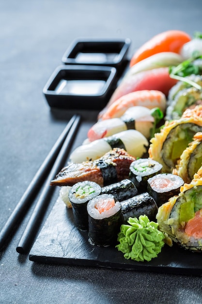 Delizioso e salutare set di sushi a base di frutti di mare e verdure