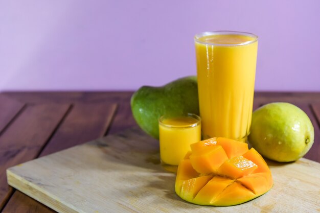 Delizioso e succoso frutto di mango preferito malese o asiatico chiamato mangga harum manis o harumanis