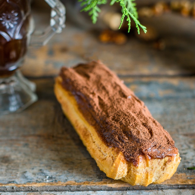 Delizioso eclair al cioccolato sul tavolo