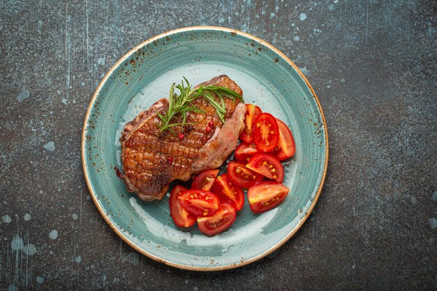 Delizioso filetto di petto di anatra arrosto con pelle dorata e croccante.