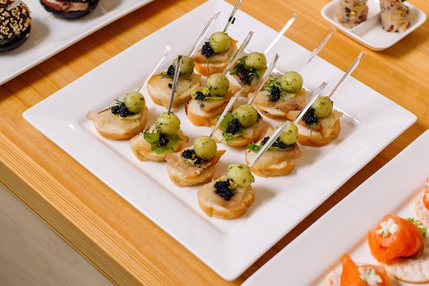 Delizioso finger food da catering con patate lesse al salmone affumicato e composizione diagonale