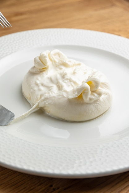 delizioso formaggio buratta su un piatto bianco