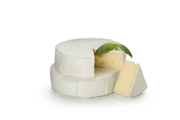 Delizioso formaggio camembert isolato su sfondo bianco