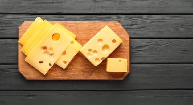 delizioso formaggio giallo con buchi