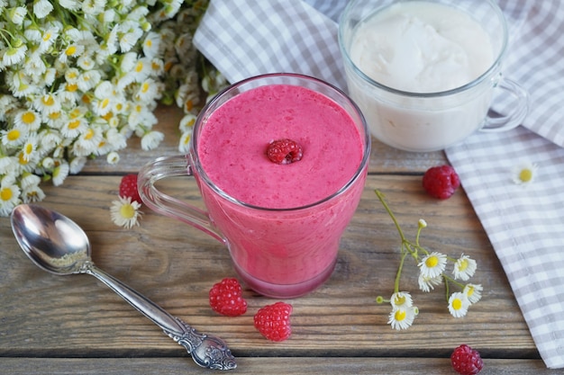 Delizioso frullato di lamponi o frappè con frutti di bosco freschi. Yogurt fresco al lampone. Colazione salutare.