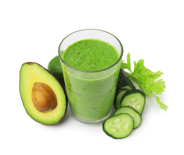 Delizioso frullato verde in cetriolo di vetro e avocado isolato su bianco