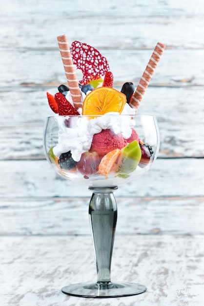 Delizioso gelato alla frutta. Vista dall'alto.