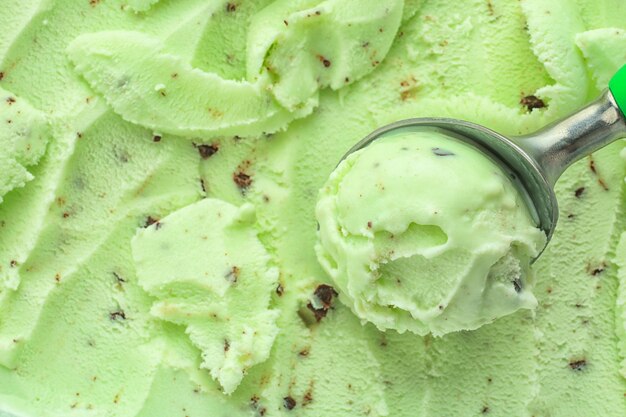 Delizioso gelato alla menta con gocce di cioccolato e scoop primo piano